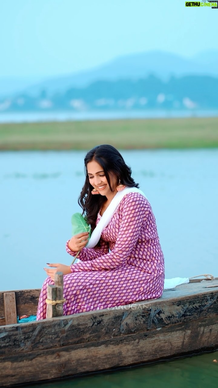 Vaishali Raj Instagram - #ammadi Kopam lonu 😘😘 . . . . . #ammadi #vaishaliraj #hinanna #love #winter #mornings #nani #reelsinstagram #trending #movie #heshamabdulwahab #music #mrunalthakur #lake #boating #peace #lovestatus #lovesongs…