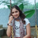 Vaishali Raj Instagram – Lyrics ❤️
🫶🏻
.
.
.
.
.
Styling @viviworld_59 @konasfashion
Shot @ganesh_b_parugani
Hair @vicky_hairstylist_official
Location @chitturifarms
#music #vaishaliraj #lover #love #winter #mornings #lyrics #reelsinstagram #trending #being #you #prasanth #music #dorasani #chinmayi