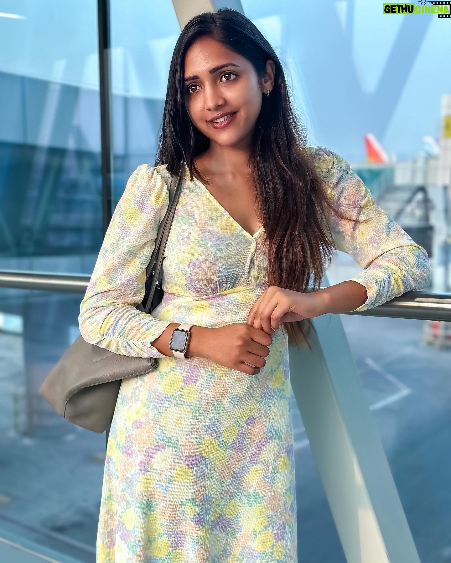 Vaishali Raj Instagram - The biggest adventure u can take is to live the life of ur #dreams Life is a #journey ❤️✌🏻 . . . #love #travel #peace #happyme #nomakeup