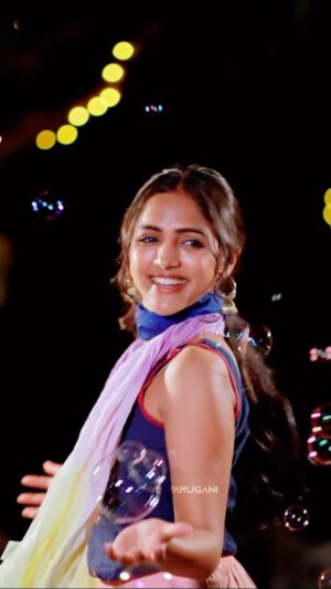 Vaishali Raj Instagram - Caption 🙇🏻‍♀️😁
.
.
.
.
Shot by @ganesh_b_parugani 
Hair @vicky_hairstylist_official 
Styling & outfit @konasfashion @viviworld_59 

#kushi #roja #narojaanuvve #geetanjali #dilse #love #samantha #vijaydevarakonda #🫶🏻 #sunset #goodvibes #instagramreels