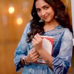 Vaishali Raj Instagram – Ne gurinchi alochistu unde ee opiri π«Άπ»
#lyrics
Beautiful song πΆ #kaadhalkurise ππ» @mehaboobdilse