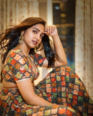 Vaishali Raj Instagram - Your eyes are portals to another place, full of magic & mystery🧡
.
.
Click @snfotography_official 
Hair @vicky_hairstylist_official
Outfit @pns_collections_madhuri