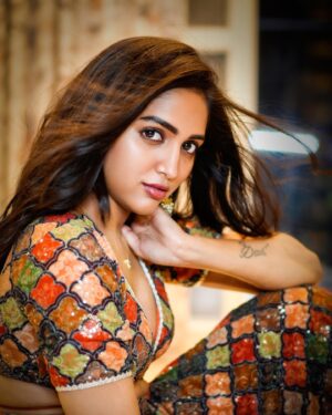 Vaishali Raj Instagram - Your eyes are portals to another place, full of magic & mystery🧡
.
.
Click @snfotography_official 
Hair @vicky_hairstylist_official
Outfit @pns_collections_madhuri