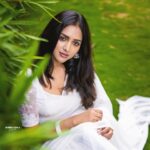 Vaishali Raj Instagram – Kallalo chudu evarunaro🤍
.
.
.
Click @sandeepgudalaphotography 
Hair @vicky_hairstylist_official 
Wearing @gummadidalashashi.label 

#white #love #saree #lover #pspk #fan #old