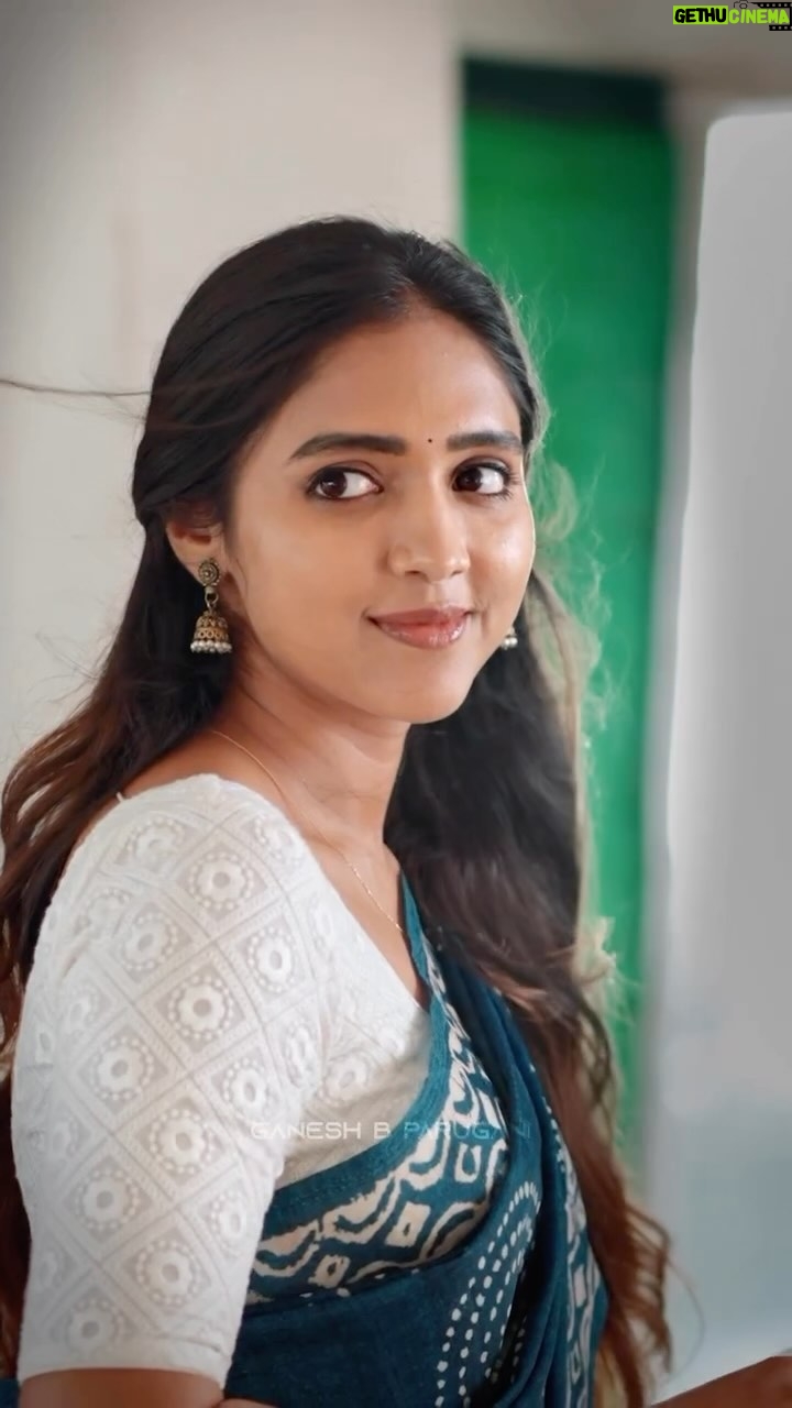 Vaishali Raj Instagram - 🫶🏻 . . . . . #reels #instagram #trending #telugusongs #sidsriramsongs #sidsriram #music #teluguactress #lovesong #sid #lovestatus #lovemusic #hello #helloammayi