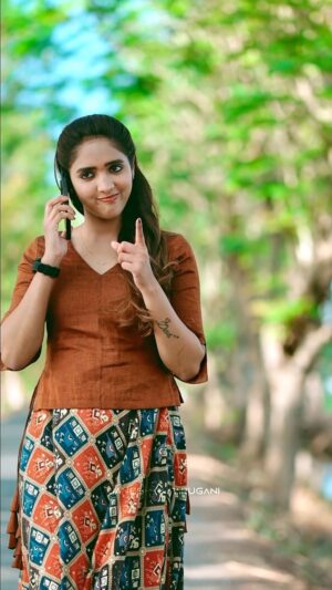 Vaishali Raj Instagram - 😁🤍
.
.
.
.
.
Shot by @ganesh_b_parugani 
Hair @vicky_hairstylist_official 

#vaishaliraj #naanumrowdydhaan #something #new #loved #reels #instagram #happy #shooting #tamil #songs #love #tamilponnu #nayanthara #vijaysethupathi #fan #vijay #fangirl #tamilcinema