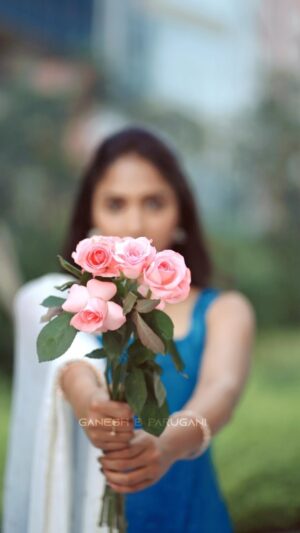 Vaishali Raj Instagram - Merupukalalu 🫶🏻
.
.
.
.
.
Shot by @ganesh_b_parugani 
Hair @vicky_hairstylist_official 
Outfit @pns_collections_madhuri 

#fav #bgm #song #love #arrehman #prabhudeva #kajol #teluguoldsongs #flowers #roses #throwback #days #vaishaliraj
