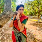 Vaishali Raj Instagram - Love for her voice 🤗❤️ #janaki gaaru . . . Click by @vicky_hairstylist_official #love #traditional #saree #village #look #insta #friday #weekendvibes #ilayaraja #spb