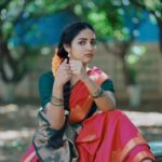 Vaishali Raj Instagram - ✨ . . . Shot by @ganesh_b_parugani Hair @vicky_hairstylist_official Styling @konasfashion #chamkeelaangeelesi #ovadine #😁 #dasara #movie #love #for #saree #red #green #village #lover #vaishaliraj #instagramreels #trending #nani #keerthysuresh #tamil