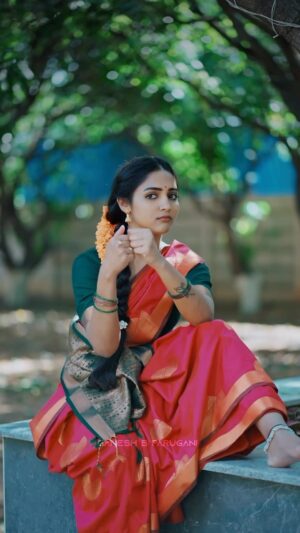 Vaishali Raj Instagram - ✨ 
.
.
.
Shot by @ganesh_b_parugani 
Hair @vicky_hairstylist_official 
Styling @konasfashion 

#chamkeelaangeelesi #ovadine #😁 #dasara #movie #love #for #saree #red #green #village #lover #vaishaliraj #instagramreels #trending #nani #keerthysuresh #tamil