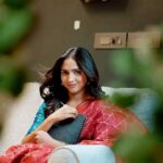 Vaishali Raj Instagram - E manasuni alusuga chudakani 🫶🏻 . . . #trendingreels #love #kannula #writing #instagram #vaishaliraj #pellisandadi #lyrics #telugucinema #songs #lovesongs @pns_collections_madhuri