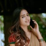 Vaishali Raj Instagram - 🌸 . . . . Shot by @ganesh_b_parugani Hair @vicky_hairstylist_official…. #reelsinstagram #reelitfeelit #vaishaliraj #nachavule #new #love #feelings
