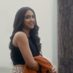 Vaishali Raj Instagram – Neeve 🤍 Nee Vaipe😁
.
.
.
.
#neeve #vaishaliraj #darling #love #winter #mornings #prabhas #reelsinstagram #trending #darlingmovie #gvprakash #music #kajalagarwal
