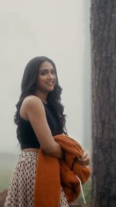 Vaishali Raj Instagram - Neeve 🤍 Nee Vaipe😁 . . . . #neeve #vaishaliraj #darling #love #winter #mornings #prabhas #reelsinstagram #trending #darlingmovie #gvprakash #music #kajalagarwal