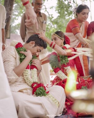 Vaishnavi Venugopal Instagram - Shot by @phloem.weddings 
Event @bariseventco 
HMU @aishwaryakarayilofficial 
Styled @styledbyzoya_ 
Draping @kp_thesareedrapist 
Blouse @prismdesigns_kottayam 
Groom’s mua & styling @soorajskofficial