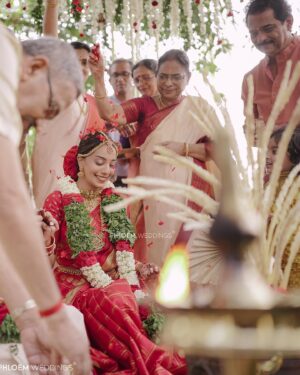 Vaishnavi Venugopal Instagram - Shot by @phloem.weddings 
Event @bariseventco 
HMU @aishwaryakarayilofficial 
Styled @styledbyzoya_ 
Draping @kp_thesareedrapist 
Blouse @prismdesigns_kottayam 
Groom’s mua & styling @soorajskofficial