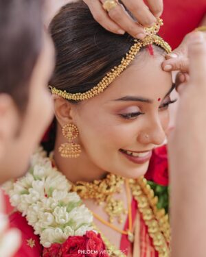 Vaishnavi Venugopal Instagram - Shot by @phloem.weddings 
Event @bariseventco 
HMU @aishwaryakarayilofficial 
Styled @styledbyzoya_ 
Draping @kp_thesareedrapist 
Blouse @prismdesigns_kottayam 
Groom’s mua & styling @soorajskofficial