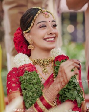 Vaishnavi Venugopal Instagram - Shot by @phloem.weddings 
Event @bariseventco 
HMU @aishwaryakarayilofficial 
Styled @styledbyzoya_ 
Draping @kp_thesareedrapist 
Blouse @prismdesigns_kottayam 
Groom’s mua & styling @soorajskofficial
