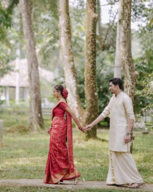 Vaishnavi Venugopal Instagram - Shot by @phloem.weddings 
Event @bariseventco 
HMU @aishwaryakarayilofficial 
Styled @styledbyzoya_ 
Draping @kp_thesareedrapist 
Blouse @prismdesigns_kottayam 
Groom’s mua & styling @soorajskofficial