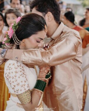 Vaishnavi Venugopal Instagram - Shot by @phloem.weddings 
HMU @aishwaryakarayilofficial 
Styled @styledbyzoya_ 
Draping @kp_thesareedrapist 
Blouse @prismdesigns_kottayam 
Groom’s mua & styling @soorajskofficial