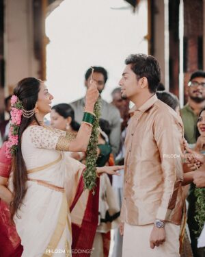 Vaishnavi Venugopal Instagram - Shot by @phloem.weddings 
HMU @aishwaryakarayilofficial 
Styled @styledbyzoya_ 
Draping @kp_thesareedrapist 
Blouse @prismdesigns_kottayam 
Groom’s mua & styling @soorajskofficial