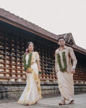 Vaishnavi Venugopal Instagram - Shot by @phloem.weddings 
HMU @aishwaryakarayilofficial 
Styled @styledbyzoya_ 
Draping @kp_thesareedrapist 
Blouse @prismdesigns_kottayam 
Groom’s mua & styling @soorajskofficial