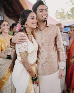 Vaishnavi Venugopal Instagram - Shot by @phloem.weddings 
HMU @aishwaryakarayilofficial 
Styled @styledbyzoya_ 
Draping @kp_thesareedrapist 
Blouse @prismdesigns_kottayam 
Groom’s mua & styling @soorajskofficial