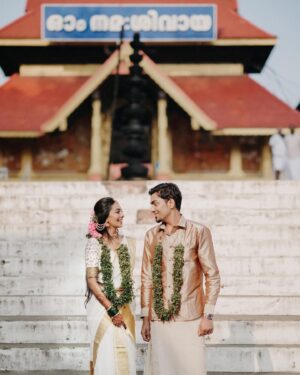 Vaishnavi Venugopal Instagram - Shot by @phloem.weddings 
HMU @aishwaryakarayilofficial 
Styled @styledbyzoya_ 
Draping @kp_thesareedrapist 
Blouse @prismdesigns_kottayam 
Groom’s mua & styling @soorajskofficial