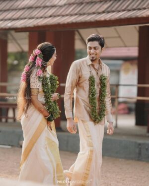 Vaishnavi Venugopal Instagram - Shot by @phloem.weddings 
HMU @aishwaryakarayilofficial 
Styled @styledbyzoya_ 
Draping @kp_thesareedrapist 
Blouse @prismdesigns_kottayam 
Groom’s mua & styling @soorajskofficial