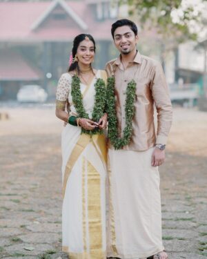 Vaishnavi Venugopal Instagram - Shot by @phloem.weddings 
HMU @aishwaryakarayilofficial 
Styled @styledbyzoya_ 
Draping @kp_thesareedrapist 
Blouse @prismdesigns_kottayam 
Groom’s mua & styling @soorajskofficial