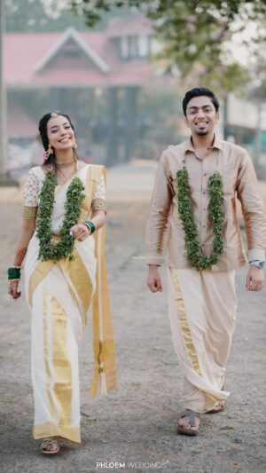 Vaishnavi Venugopal Instagram - Shot by @phloem.weddings 
HMU @aishwaryakarayilofficial 
Styled @styledbyzoya_ 
Draping @kp_thesareedrapist 
Blouse @prismdesigns_kottayam 
Groom’s mua & Styling @soorajskofficial

📸 team : 
@arjun_s___nair @vaisakh_mascara @zujinsudevan 
@_kuppie 
@js_stories__ 
@nithinshaji851 
@jibinjosephmj