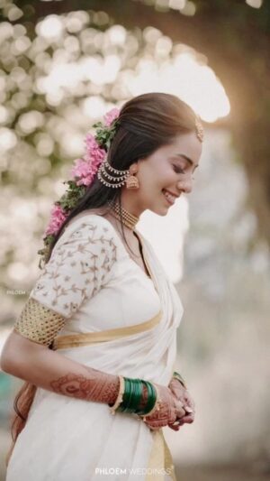 Vaishnavi Venugopal Instagram - Shot by @phloem.weddings 
HMU @aishwaryakarayilofficial 
Styled @styledbyzoya_ 
Draping @kp_thesareedrapist 
Blouse @prismdesigns_kottayam