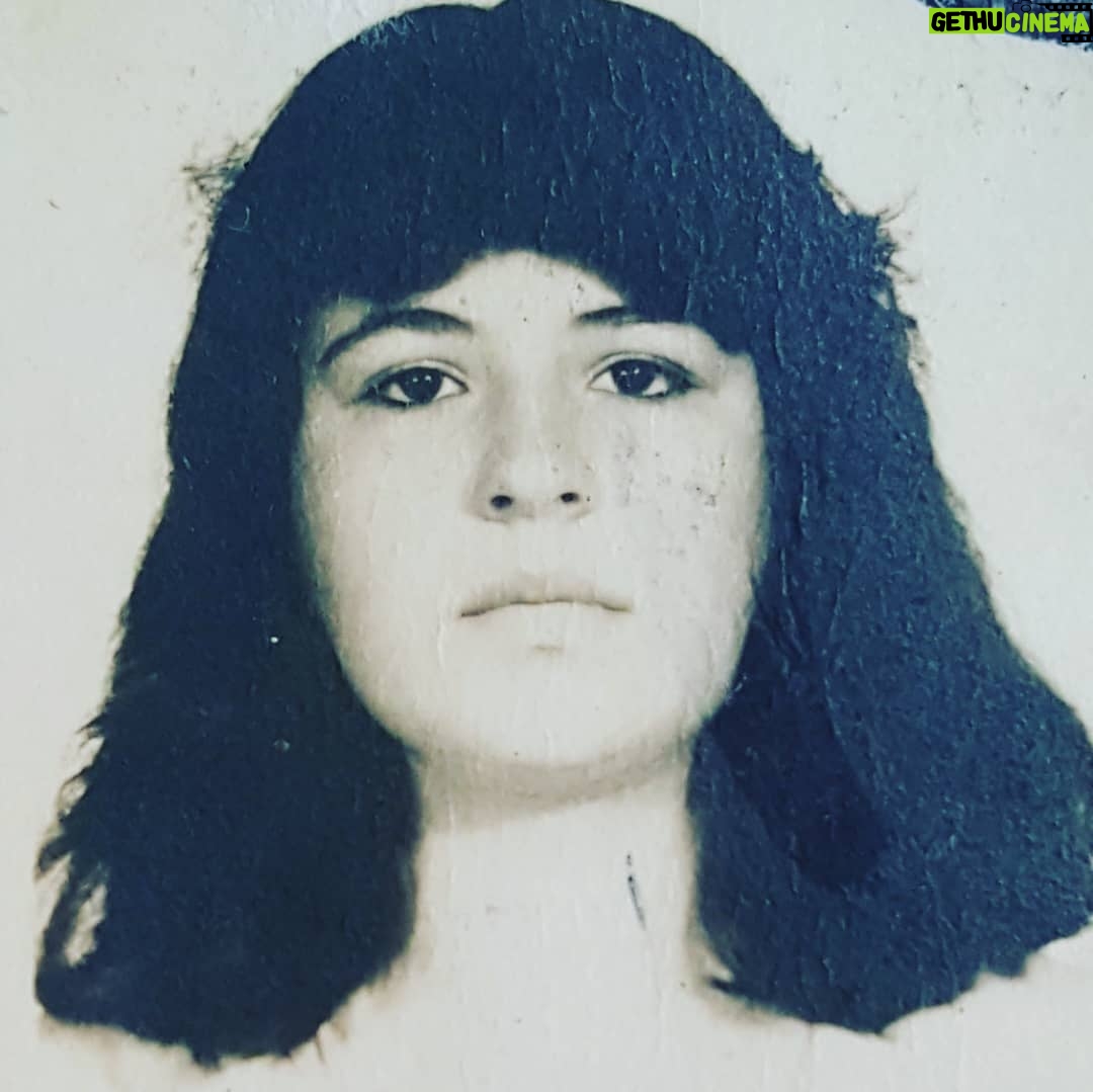 Valéria Sandalo Instagram - #tbt❤️ lááááá de 1981! . . Foto para a carteira de trabalho! Eu, aos 14! . . #valériasândalo #valeriasandalo #valériasandalo #valeriasândalo #adolescente #14anos #nascidosem1967 #carteiradetrabalho #fotop&b