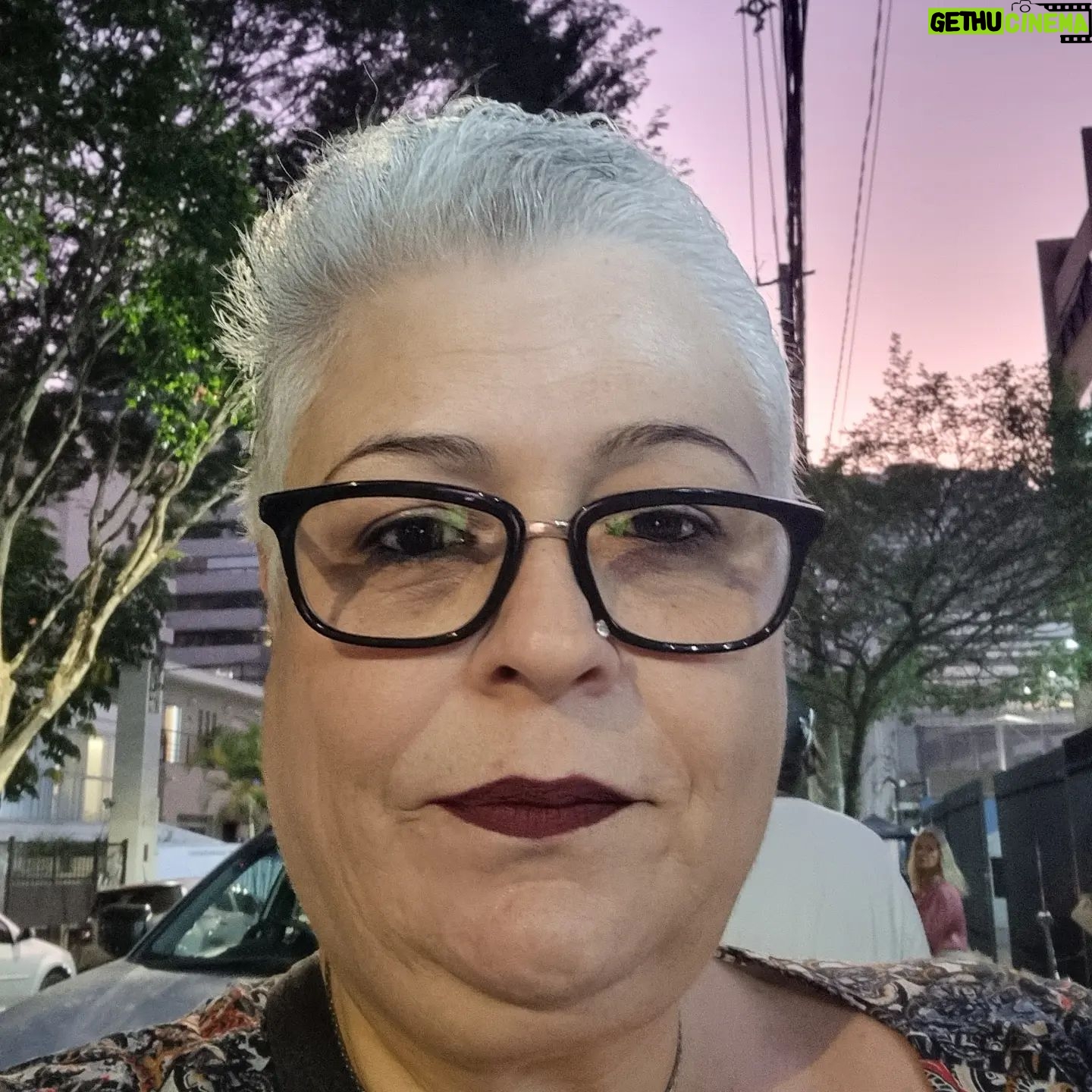 Valéria Sandalo Instagram - Esperando o primeiro desfile do curso de Moda do meu bebê começar! . . #valériasândalo #valeriasandalo #valériasandalo #valeriasândalo #moda #faculdadedemoda #desfile #vestidodepapel #mãeefilha #mãefã #santamarcelina