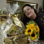 Valéria Sandalo Instagram - . . Tudo o que vem acompanhado de flores torna o dia melhor! Ainda mais está cesta de café da manhã da @interflores , que veio recheada de delícias, com canecas personalizadas (LINDAAAASSS!) e um buquê solar de girassois!!! Pra lá de especial!!! . . Fotos: Gabriel Trevisan @gabrieltrevisan . . #valériasândalo #valeriasandalo #valériasandalo #valeriasândalo #cestas #cafédamanhã #buquês #flores #girassol #matinais #delicadeza #canecaspersonalizadas #cestasdecafédamanhã #cestaparaocasal #buquêsolar