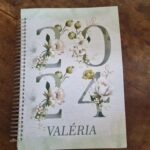 Valéria Sandalo Instagram - Chegou o ano novo! . . E com ele, ganhei da @mixespacodasartes esta agenda super transada! Lá eles têm várias opções de capa e personalizam, como a minha com meu nome! 😉 É muito legal ter ou dar de presente e organizar a vida! . . #valériasândalo #valeriasandalo #valériasandalo #valeriasândalo #agenda2024 #agendapersonalizada #agendastransadas #agendadepapel #mixespaçodasartes