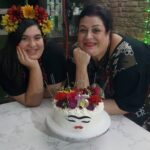 Valéria Sandalo Instagram - Teve bolo nos 15 anos da Lídia! E com Frida Kahlo de convidada especial... . . Esta graça de decoração com estas maravilhosas flores frescas foram feitas pela @julianaartesanais ! O bolo era prestígio, de chocolate com coco e teve ainda bolinha de queijo, coxinha, esfiha de carne e empadinha de palmito, além de brigadeiro tradicional e de paçoca! . . Quem disse que não dá pra comemorar aniversário na quarentena? . . #valériasândalo #valeriasandalo #valériasandalo #valeriasândalo #15anos #debutante #aniversário #bolo #bolodeaniversário #festa #festanaquarentena #brigadeiro #brigadeirodepaçoca #coxinha #empadinhadepalmito #esfiha #bolinhadequeijo #salgadinhos #floresnafesta #frida #fridakahlo #méxico #sónósnafesta