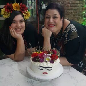 Valéria Sandalo Instagram - Teve bolo nos 15 anos da Lídia! E com Frida Kahlo de convidada especial...
.
.
Esta graça de decoração com estas maravilhosas flores frescas foram feitas pela @julianaartesanais ! O bolo era prestígio, de chocolate com coco e teve ainda bolinha de queijo, coxinha, esfiha de carne e empadinha de palmito, além de brigadeiro tradicional e de paçoca!
.
.
Quem disse que não dá pra comemorar aniversário na quarentena?
.
.
#valériasândalo #valeriasandalo #valériasandalo #valeriasândalo 
#15anos #debutante #aniversário #bolo #bolodeaniversário #festa #festanaquarentena #brigadeiro #brigadeirodepaçoca #coxinha #empadinhadepalmito #esfiha #bolinhadequeijo #salgadinhos #floresnafesta #frida #fridakahlo #méxico #sónósnafesta