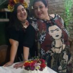 Valéria Sandalo Instagram - Teve bolo nos 15 anos da Lídia! E com Frida Kahlo de convidada especial... . . Esta graça de decoração com estas maravilhosas flores frescas foram feitas pela @julianaartesanais ! O bolo era prestígio, de chocolate com coco e teve ainda bolinha de queijo, coxinha, esfiha de carne e empadinha de palmito, além de brigadeiro tradicional e de paçoca! . . Quem disse que não dá pra comemorar aniversário na quarentena? . . #valériasândalo #valeriasandalo #valériasandalo #valeriasândalo #15anos #debutante #aniversário #bolo #bolodeaniversário #festa #festanaquarentena #brigadeiro #brigadeirodepaçoca #coxinha #empadinhadepalmito #esfiha #bolinhadequeijo #salgadinhos #floresnafesta #frida #fridakahlo #méxico #sónósnafesta