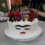Valéria Sandalo Instagram - Teve bolo nos 15 anos da Lídia! E com Frida Kahlo de convidada especial... . . Esta graça de decoração com estas maravilhosas flores frescas foram feitas pela @julianaartesanais ! O bolo era prestígio, de chocolate com coco e teve ainda bolinha de queijo, coxinha, esfiha de carne e empadinha de palmito, além de brigadeiro tradicional e de paçoca! . . Quem disse que não dá pra comemorar aniversário na quarentena? . . #valériasândalo #valeriasandalo #valériasandalo #valeriasândalo #15anos #debutante #aniversário #bolo #bolodeaniversário #festa #festanaquarentena #brigadeiro #brigadeirodepaçoca #coxinha #empadinhadepalmito #esfiha #bolinhadequeijo #salgadinhos #floresnafesta #frida #fridakahlo #méxico #sónósnafesta