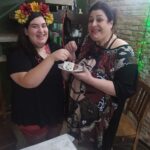 Valéria Sandalo Instagram - Teve bolo nos 15 anos da Lídia! E com Frida Kahlo de convidada especial... . . Esta graça de decoração com estas maravilhosas flores frescas foram feitas pela @julianaartesanais ! O bolo era prestígio, de chocolate com coco e teve ainda bolinha de queijo, coxinha, esfiha de carne e empadinha de palmito, além de brigadeiro tradicional e de paçoca! . . Quem disse que não dá pra comemorar aniversário na quarentena? . . #valériasândalo #valeriasandalo #valériasandalo #valeriasândalo #15anos #debutante #aniversário #bolo #bolodeaniversário #festa #festanaquarentena #brigadeiro #brigadeirodepaçoca #coxinha #empadinhadepalmito #esfiha #bolinhadequeijo #salgadinhos #floresnafesta #frida #fridakahlo #méxico #sónósnafesta