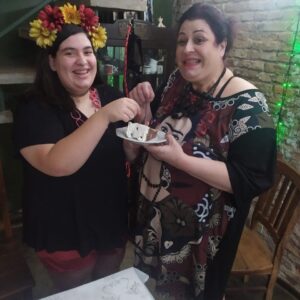 Valéria Sandalo Instagram - Teve bolo nos 15 anos da Lídia! E com Frida Kahlo de convidada especial...
.
.
Esta graça de decoração com estas maravilhosas flores frescas foram feitas pela @julianaartesanais ! O bolo era prestígio, de chocolate com coco e teve ainda bolinha de queijo, coxinha, esfiha de carne e empadinha de palmito, além de brigadeiro tradicional e de paçoca!
.
.
Quem disse que não dá pra comemorar aniversário na quarentena?
.
.
#valériasândalo #valeriasandalo #valériasandalo #valeriasândalo 
#15anos #debutante #aniversário #bolo #bolodeaniversário #festa #festanaquarentena #brigadeiro #brigadeirodepaçoca #coxinha #empadinhadepalmito #esfiha #bolinhadequeijo #salgadinhos #floresnafesta #frida #fridakahlo #méxico #sónósnafesta