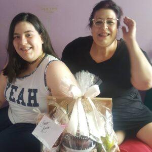 Valéria Sandalo Instagram - .
LÍDIA FAZ 15 ANOS!!!
.
.
Em tempos de pandemia, como comemorar o aniversário? Ah, de forma espetacular, com uma super cesta de café da manhã da @interflores , com direito a pães, frutas, bolos, iogurtes, sucos, cremes de queijo, chocolates e uma caneca personalizada! Supimpa!!! Lídia amou!!!
.
.
#valériasândalo #valeriasandalo #valériasandalo #valeriasândalo 
#15anos #debutante #aniversário #aniversárionaquarentena #surpresa #presentesurpresa #presentesnaquarentena
#cestas #cestadecafédamanhã #cestaspersonalizadas #flores #interflores #cafédamanhã  #cafédamanhãnoaniversário