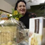 Valéria Sandalo Instagram - . . Tudo o que vem acompanhado de flores torna o dia melhor! Ainda mais está cesta de café da manhã da @interflores , que veio recheada de delícias, com canecas personalizadas (LINDAAAASSS!) e um buquê solar de girassois!!! Pra lá de especial!!! . . Fotos: Gabriel Trevisan @gabrieltrevisan . . #valériasândalo #valeriasandalo #valériasandalo #valeriasândalo #cestas #cafédamanhã #buquês #flores #girassol #matinais #delicadeza #canecaspersonalizadas #cestasdecafédamanhã #cestaparaocasal #buquêsolar
