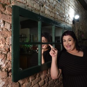 Valéria Sandalo Instagram - .
.
Olha aí a prova de que me olho no espelho. E que espelho! Este é do @arco.da.velha.atelie , criado pela minha amiga @adelebiancafazioli

.
Diga, espelho meu, tem alguém mais engraçadinha do que eu??? Hehehehehe...
Foto: @gabrieltrevisan
.
.
#valeriasandalo #valériasândalo #valériasandalo #valeriasândalo #arcodavelhaatelie #espelho #janela #janelaespelho #espelhojanela #decora #decoracao #mirror #arcodavelhaatelie #atelie #exclusividade #exclusivo #pecaunica #demolicao #restauração #decoraçãodeinteriores #decorador #atriz #amei #decor #decoração #decoracao #decoraçãodeinteriores #decoracaodeinteriores #decora #decorando #peçadedemoliçao