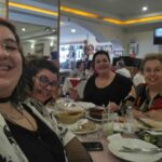 Valéria Sandalo Instagram - Amigas há 39 anos! Adriana, Denise e Valéria.❤ . . Com Lídia, a nova geração.❤ . . #valériasândalo #valeriasandalo #valériasandalo #valeriasândalo #amigas #amigasdecolégio #exalunasobjetivolapa #amigasdesdeadolescência #tardedasminas #almoçoárabe #almoçoecompras #popplus #clubholms
