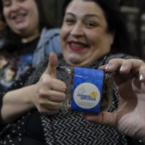 Valéria Sandalo Instagram - .
.
Que bom poder unir o prazer de comer um brownie delicioso e ajudar os animais! E comprando um brownie do @nossospeludos vc estará ajudando!
Para cada unidade vendida são doados 330g de ração para animais abandonados que estão com protetores ou em ONG's/Abrigos.
.
.
Em Setembro completarão10 anos chegando a marca de mais de 14 toneladas de ração doada, além de cadeira de rodas, castrações, vacinas e consultas.
.
.
Vem com a gente nessa rede do bem!
O Camilo, comigo e com a @li.sandalo_ na foto, aprovou!!!
.
.
Foto: Gabriel Trevisan @gabrieltrevisan
. 
.
#valériasândalo #valeriasandalo #valériasandalo #valeriasândalo 
#nossospeludos #brownie #browniedobem #brownienossospeludos #vidadeempreendedora #rededobem #doglovers #catlovers
