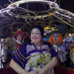 Valéria Sandalo Instagram - . Eu sempre adorei a história da Alice no País das Maravilhas, inclusive já tive a oportunidade de fazer a Rainha de Copas há muitos anos em um evento e gritar CORRRTEM-LHE A CABEEEÇA!!! Hahahahahahahahahah! . . Aí o pessoal da @ciacambaio me chamou pra assistir aos espetáculos que estão fazendo no @cine.auto , em frente ao shopping Anália Franco, e a gente pode ver de dentro do carro porque o que eles fazem no palco sai no telão na mesma hora! É muito legal e um jeito descolado de a gente continuar vendo teatro em tempos de quarentena! . . Até o começo de novembro serão vários espetáculos. Passa pro lado pra conhecer a programação! . . #valériasândalo #valeriasandalo #valériasandalo #valeriasândalo #alicenopaísdasmaravilhas #alice #teatro #teatronotelão #teatroprafamília #teatronocarro #teatronaquarentena #váaoteatro #amoteatro #aarteresgata #teatroécultura #lewiscarroll