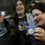 Valéria Sandalo Instagram - . . Que bom poder unir o prazer de comer um brownie delicioso e ajudar os animais! E comprando um brownie do @nossospeludos vc estará ajudando! Para cada unidade vendida são doados 330g de ração para animais abandonados que estão com protetores ou em ONG's/Abrigos. . . Em Setembro completarão10 anos chegando a marca de mais de 14 toneladas de ração doada, além de cadeira de rodas, castrações, vacinas e consultas. . . Vem com a gente nessa rede do bem! O Camilo, comigo e com a @li.sandalo_ na foto, aprovou!!! . . Foto: Gabriel Trevisan @gabrieltrevisan . . #valériasândalo #valeriasandalo #valériasandalo #valeriasândalo #nossospeludos #brownie #browniedobem #brownienossospeludos #vidadeempreendedora #rededobem #doglovers #catlovers