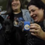 Valéria Sandalo Instagram - . . Que bom poder unir o prazer de comer um brownie delicioso e ajudar os animais! E comprando um brownie do @nossospeludos vc estará ajudando! Para cada unidade vendida são doados 330g de ração para animais abandonados que estão com protetores ou em ONG's/Abrigos. . . Em Setembro completarão10 anos chegando a marca de mais de 14 toneladas de ração doada, além de cadeira de rodas, castrações, vacinas e consultas. . . Vem com a gente nessa rede do bem! O Camilo, comigo e com a @li.sandalo_ na foto, aprovou!!! . . Foto: Gabriel Trevisan @gabrieltrevisan . . #valériasândalo #valeriasandalo #valériasandalo #valeriasândalo #nossospeludos #brownie #browniedobem #brownienossospeludos #vidadeempreendedora #rededobem #doglovers #catlovers